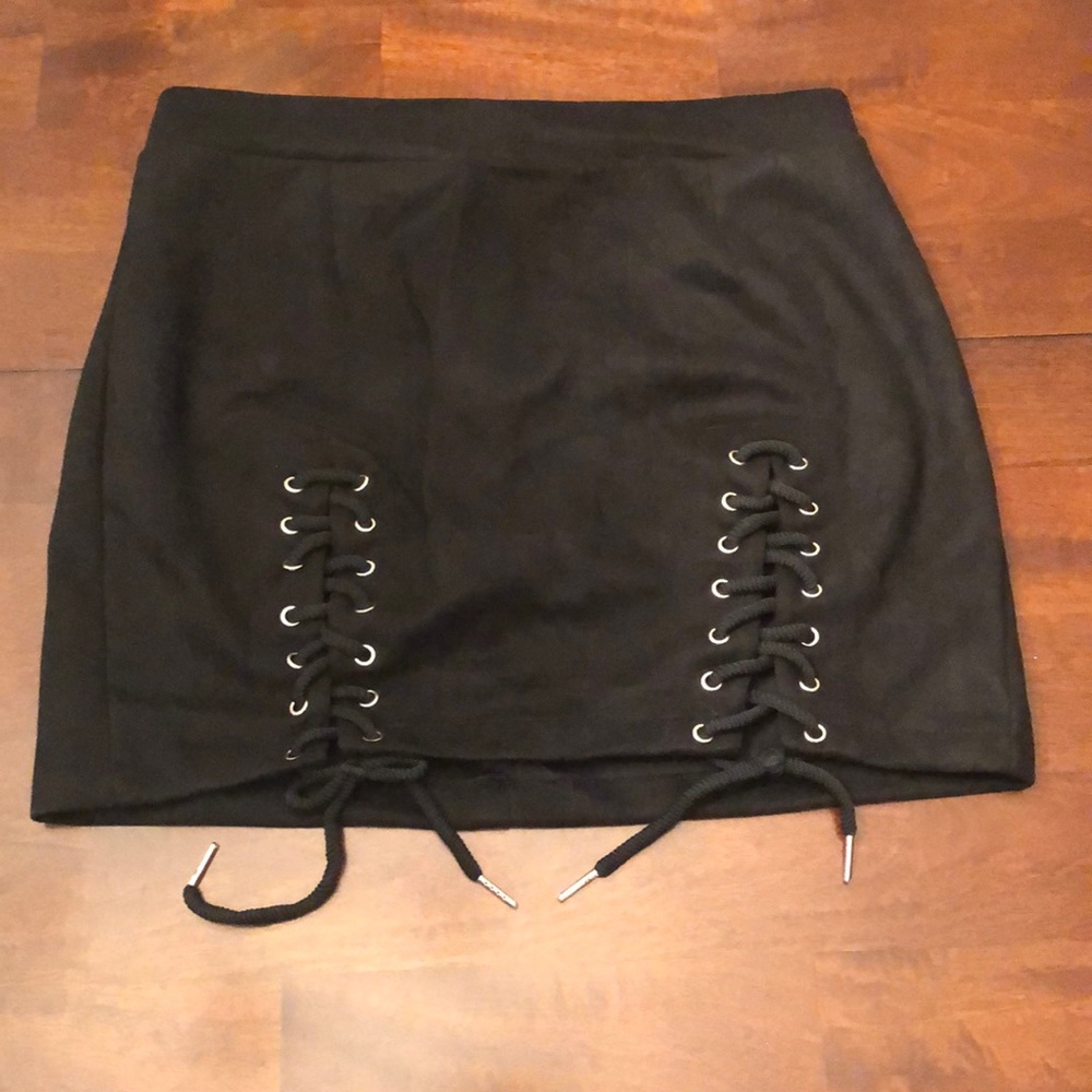NWOT Boutique Tie Front Skirt